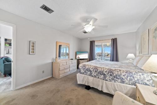 - une chambre avec un lit et une télévision dans l'établissement Sandy Shanty, à Gulf Shores