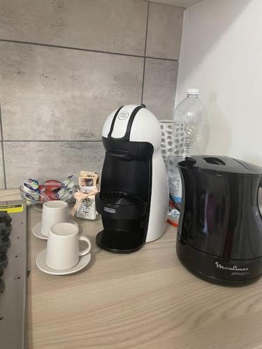 Příslušenství pro přípravu čaje a kávy v ubytování Lecasedialex it Casa Wuilly
