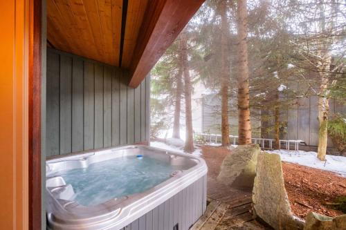 Фотография из галереи Spruce Grove Chalet by Outpost Whistler в Уистлере