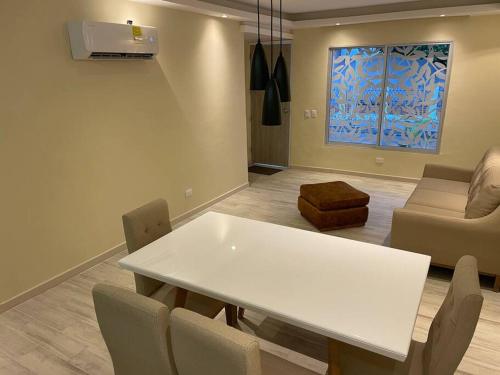 sala de estar con mesa blanca y sillas en Casa Martha, en Cartagena de Indias