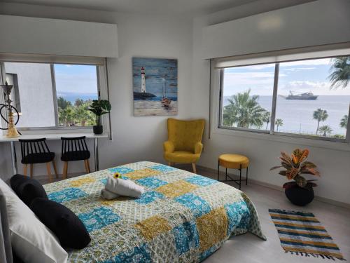 een slaapkamer met een bed en uitzicht op de oceaan bij Luxurious Kalypso in Limassol
