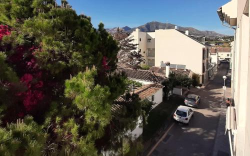 un coche blanco estacionado en una calle al lado de un edificio en Apartment Las Salinas Boliches, en Fuengirola