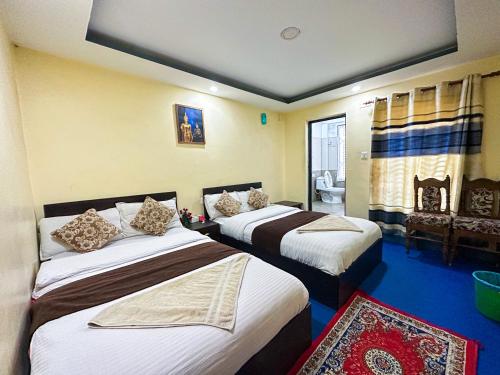 een hotelkamer met 2 bedden in een kamer bij Hotel Yog Darshan in Kathmandu