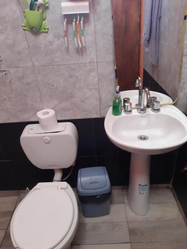ein Bad mit einem WC und einem Waschbecken in der Unterkunft Maima Host II in Maimará