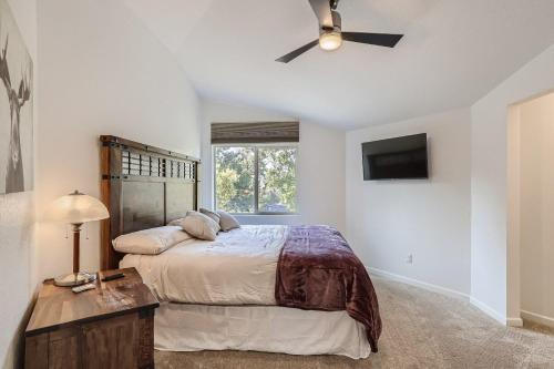- une chambre avec un lit et un ventilateur de plafond dans l'établissement 170 S Hoyt St, à Lakewood
