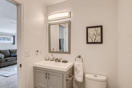 La salle de bains est pourvue d'un lavabo blanc et d'un miroir. dans l'établissement 170 S Hoyt St, à Lakewood