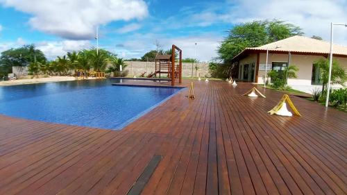 una gran piscina frente a una casa en Apartamento margem do rio São Francisco, en Paulo Afonso
