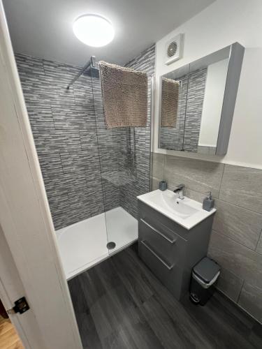 ein Bad mit einer Dusche, einem WC und einem Waschbecken in der Unterkunft Pine cottage with private hot tub in Upper Hulme