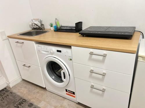 a kitchen with a washing machine and a sink at Alt Ap in Wuppertal