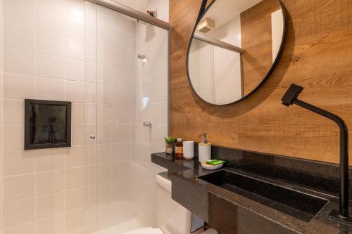 a bathroom with a sink and a mirror at BSB STAY - Estúdios - LONG STAY in Brasilia