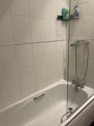 biała wanna z przeszklonymi drzwiami prysznicowymi w obiekcie ZenStay w mieście Sunderland