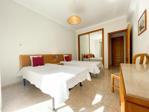Postel nebo postele na pokoji v ubytování Apartamento T1 110, Praia do Vau - Terraços do Vau