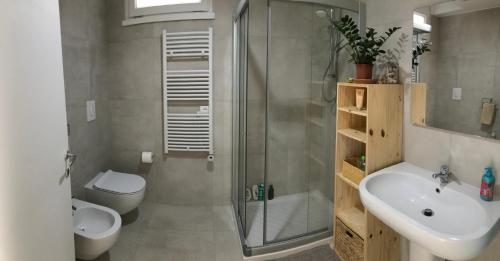 y baño con ducha, lavabo y aseo. en Casa betulla, en Castion Veronese