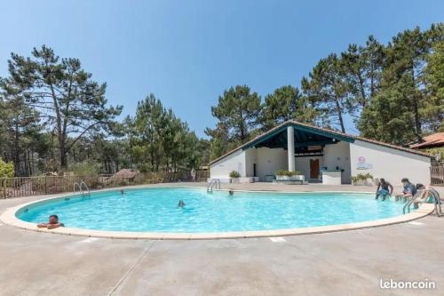 Pretty house with double terrace near the ocean