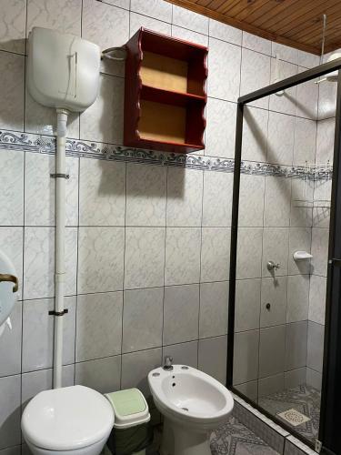 a bathroom with a toilet and a sink at Residencial Arcoiris in Puerto Iguazú