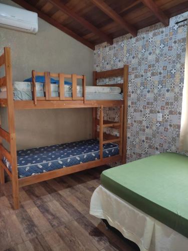 um quarto com dois beliches numa casa em Chácara talismã 3 em Olímpia