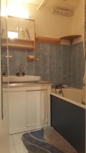 La salle de bains est pourvue d'un lavabo et d'une baignoire. dans l'établissement Appt au ski à Saint-François-Longchamp cœur de station 1650 m, à Saint-François-Longchamp