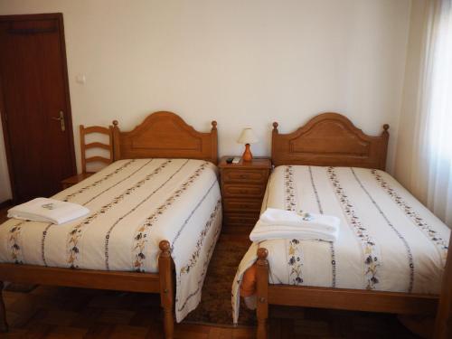 ペドラス・サルガダスにあるMonte Carlo - Alojamento Localのベッドルーム1室(隣り合わせのベッド2台付)