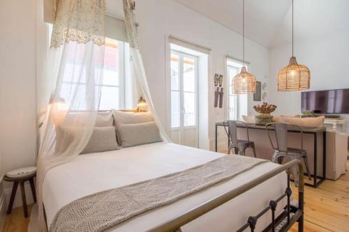 een slaapkamer met een bed en een eetkamer bij 157 Flores Apartment in Porto