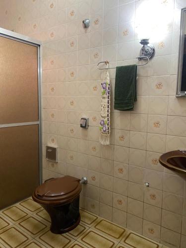 een badkamer met een toilet en een wastafel bij Sobrado 5 minutos da Basílica in Aparecida