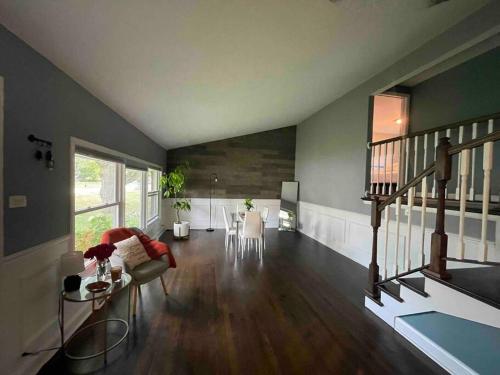ein Wohnzimmer mit einem Sofa und einem Tisch in der Unterkunft Luxury Home Fenced In Yard Palos Heights 3BR/2BA 