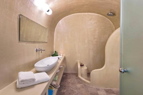 uma casa de banho com um lavatório e um espelho em Mantilida Villa em Emporio