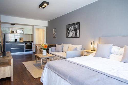 Un dormitorio con una cama y una sala de estar. en Cardo Beautiful Suite, en Buenos Aires