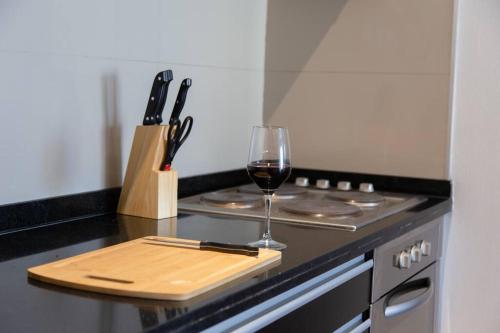 una copa de vino sentada en una barra de cocina en Cardo Beautiful Suite, en Buenos Aires
