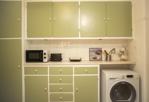 Family Apartment 10' from the Acropolis 100m2