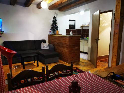 ein Wohnzimmer mit Sofa und Weihnachtsbaum in der Unterkunft Markov konak in Jahorina