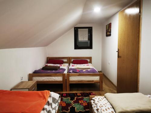 Habitación con 2 camas en una habitación en Markov konak en Jahorina
