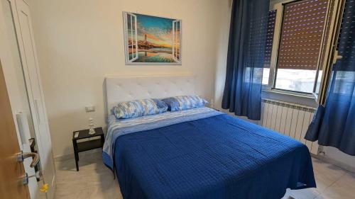 - une chambre avec un lit bleu et une couette bleue dans l'établissement Il Faro (The Lighthouse), à Montesilvano