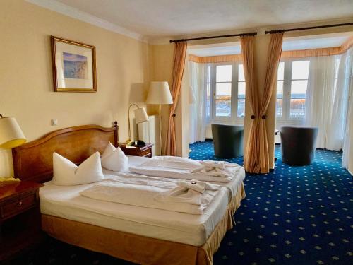 瓦爾內明德的住宿－貝爾維尤瓦爾內明德酒店，一间酒店客房,客房内配有一张床