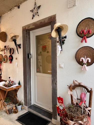 a door to a room with hats on the wall at Studio tout confort 2 personnes au coeur de l'Alsace in Wolxheim