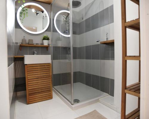 une salle de bain avec douche et lavabo dans l'établissement 50 m plage & tram superbe appart récent, à Nice