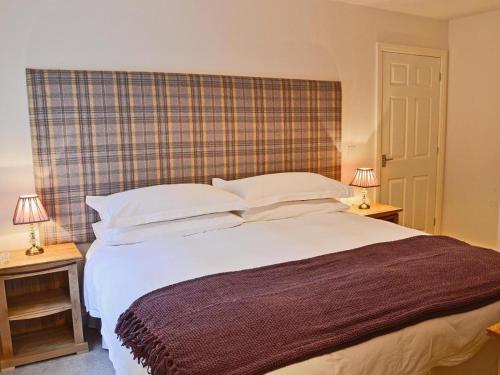 Druimarbin Falls في فورت ويليام: غرفة نوم بسرير ابيض كبير ومصباحين