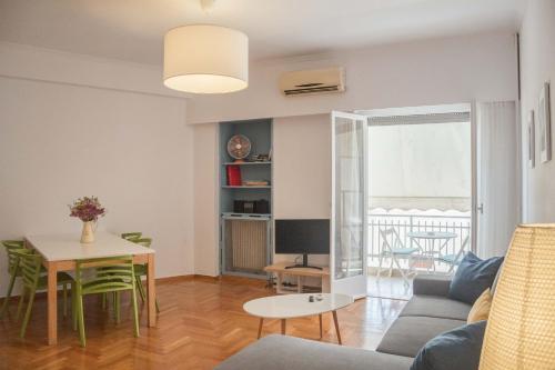 Family Apartment 10' from the Acropolis 100m2