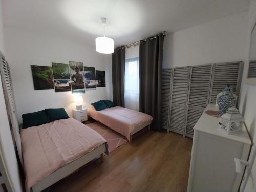 une petite chambre avec deux lits et une table dans l'établissement Appartement Gournay-sur-Marne, à Gournay-sur-Marne