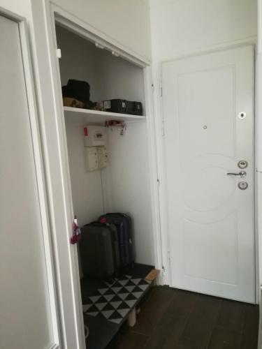 - un dressing avec une porte et des bagages dans l'établissement studio rdc bois de vincennes, à Saint-Mandé