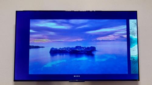 a television screen with a picture of the ocean at Emily's Escape AC Smart TV and Covered Parking in Snohomish