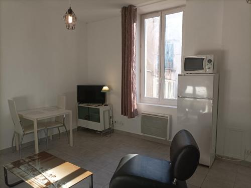 - un salon avec une chaise, une table et une fenêtre dans l'établissement 