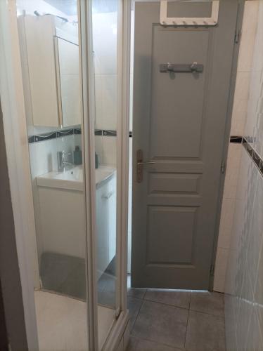 La salle de bains est pourvue d'une porte en verre et d'un lavabo. dans l'établissement 