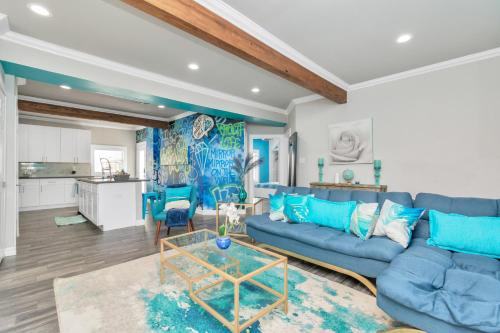 a living room with a blue couch and a table at Prolific Blue Oasis near Med Ctr Dwntwn Galleria in Houston
