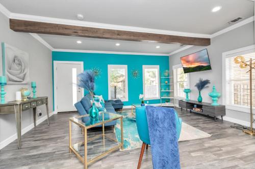 a living room with a blue wall at Prolific Blue Oasis near Med Ctr Dwntwn Galleria in Houston