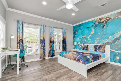 休斯頓的住宿－Prolific Blue Oasis near Med Ctr Dwntwn Galleria，卧室配有一张床,墙上挂有绘画作品