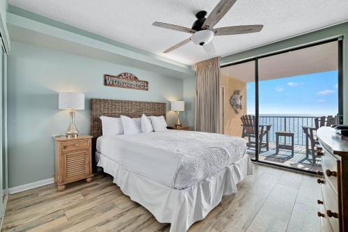 een slaapkamer met een bed en uitzicht op de oceaan bij Summer House 1402A in Orange Beach