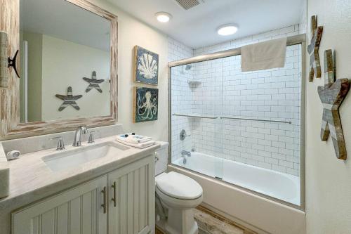 een badkamer met een toilet, een wastafel en een douche bij Summer House 1402A in Orange Beach