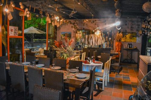 Hotel Shaddai في فيلافيجا: مطعم فيه طاولات وكراسي في الغرفة