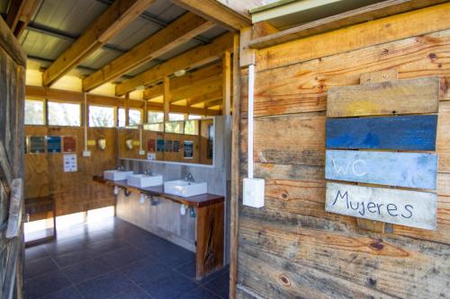 Ένα μπάνιο στο Olas de Chile Ecocamp