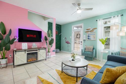 ein Wohnzimmer mit einem Sofa und einem TV in der Unterkunft Luxury Beach Retreat Townhouse Sleeps 8 in Gulfport
